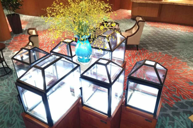 海爾洲際酒店 ● 西餐廳木質(zhì)紅酒柜、棱形蛋糕柜